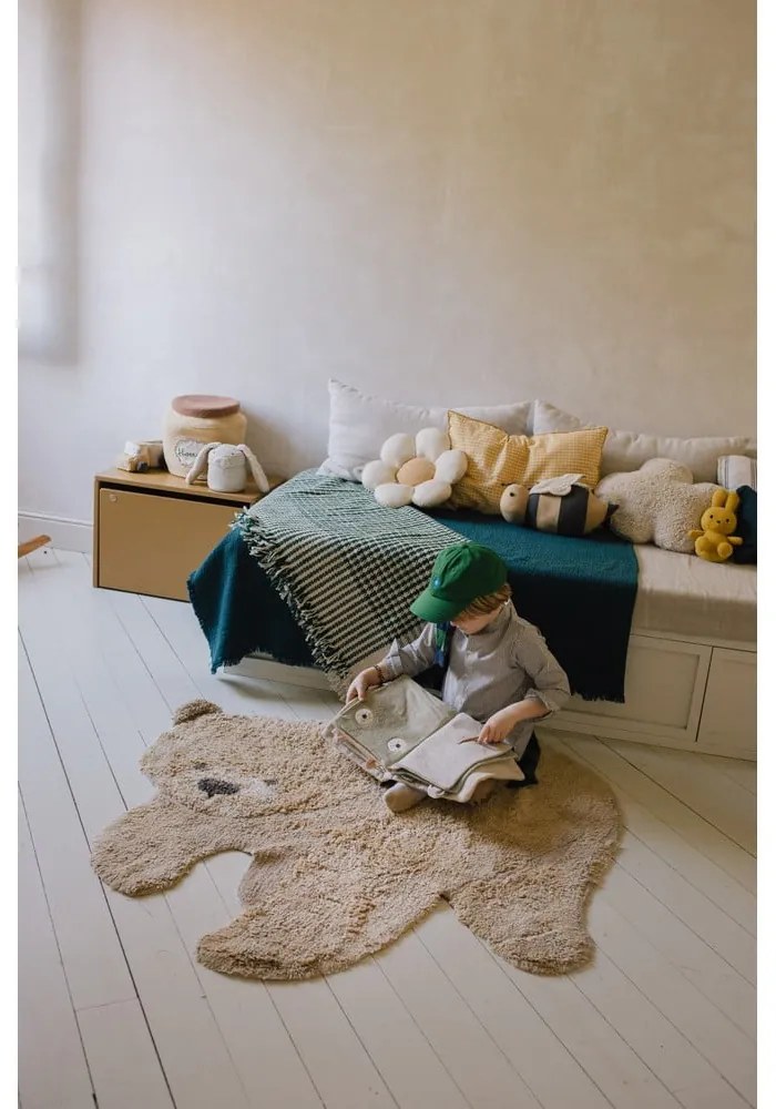 Бежов ръчно изработен памучен детски килим подходящ за пране 120x122 cm Bear – Lorena Canals