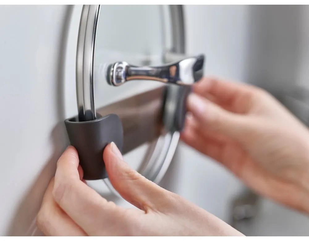 Пластмасови поставка за капаци в комплект 4 бр. без пробиване CupboardStore – Joseph Joseph