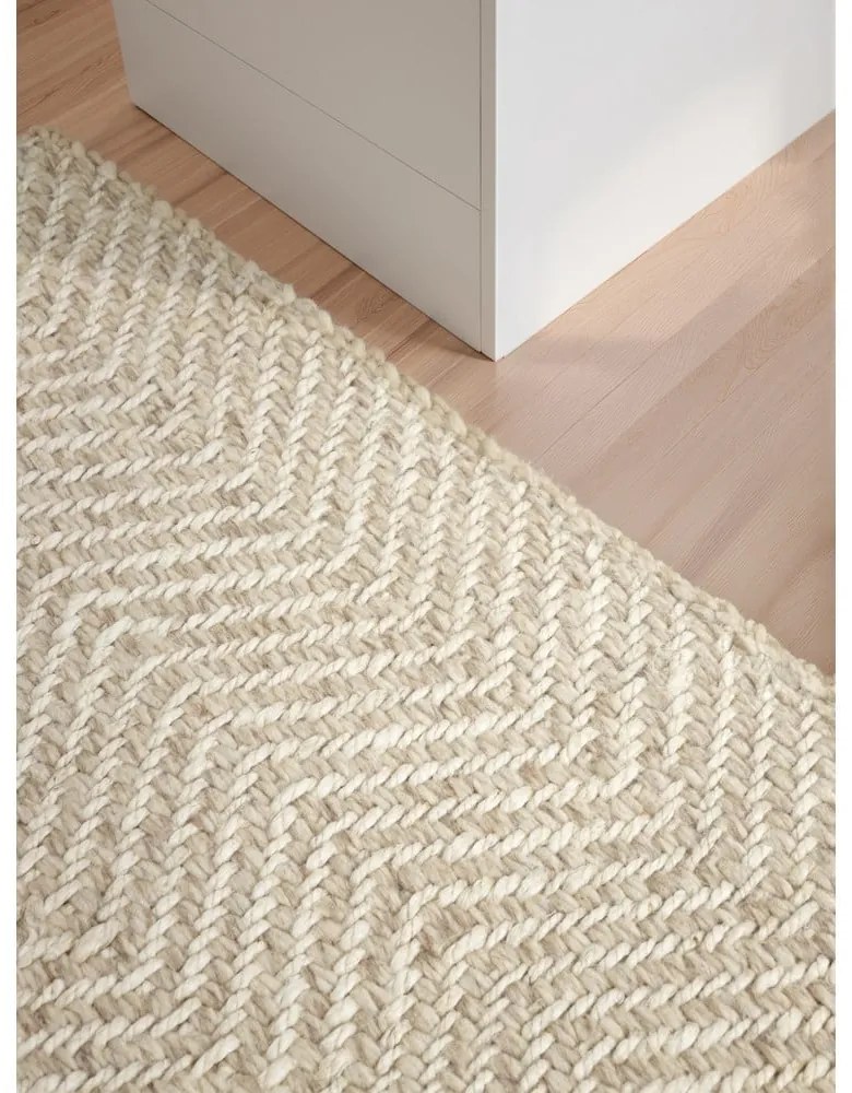 Ръчно изработен килим със смес от вълна в цвят слонова кост 160x230 cm Majoli – Elle Decoration