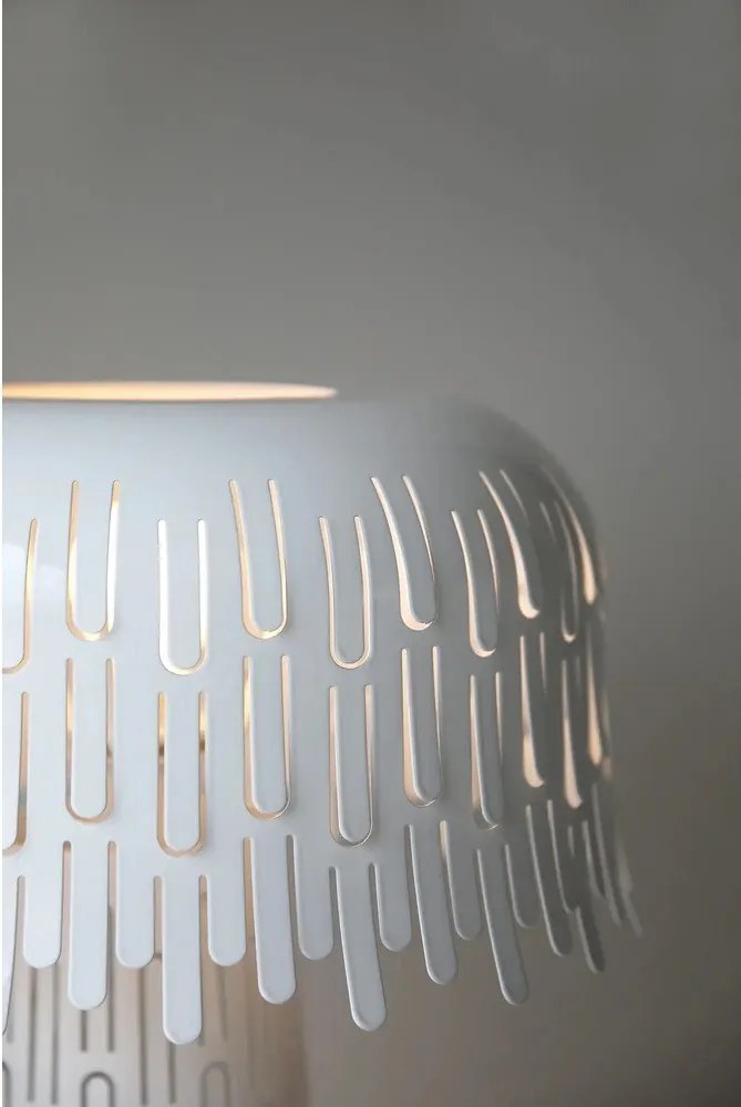 Бяла настолна лампа с метален абажур (височина 38 cm) Verbera – Markslöjd