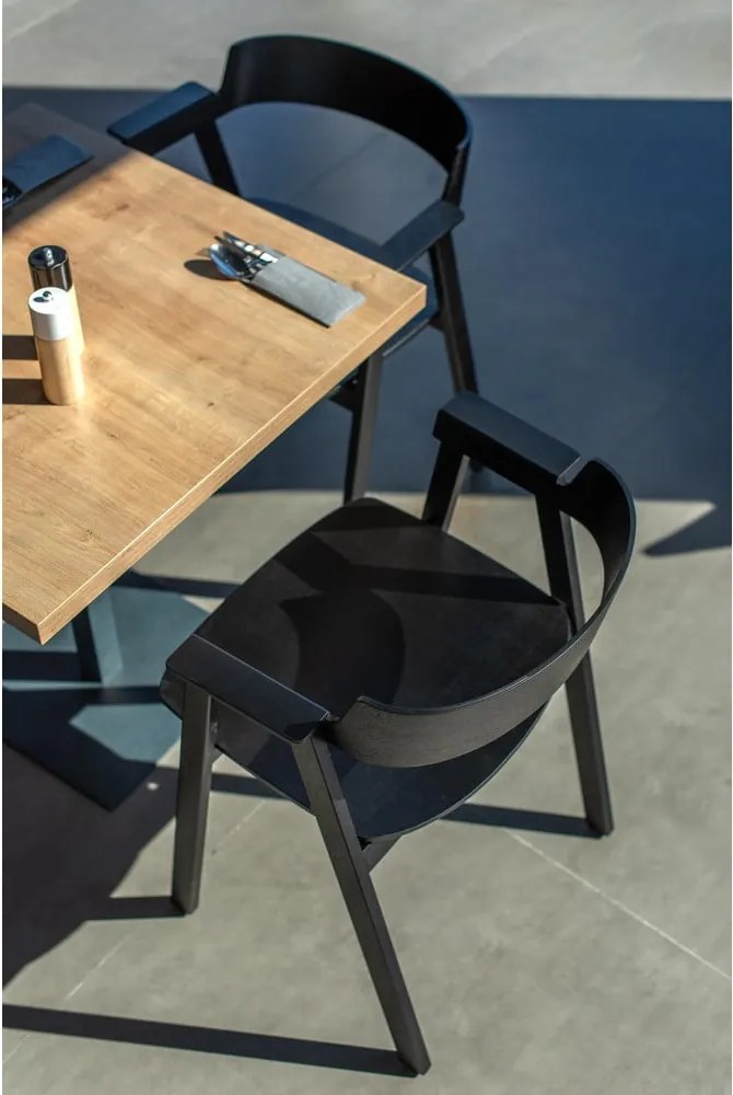 Черен трапезен стол с подлакътници от масивен дъб Flip – Gazzda