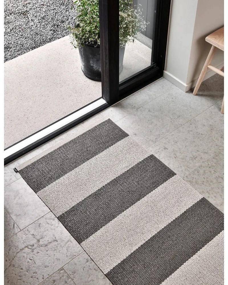 Антрацитна и кремава пътека за открито и закрито 70x225 cm Bob Charcoal Linen – Pappelina