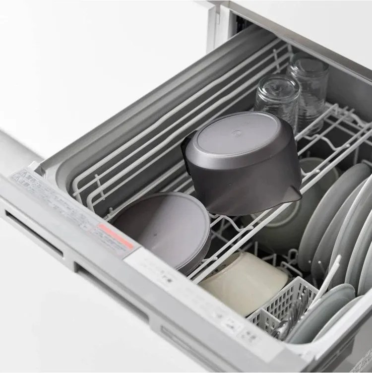 Черен пластмасов чайник с цедка 600 ml Tower – YAMAZAKI