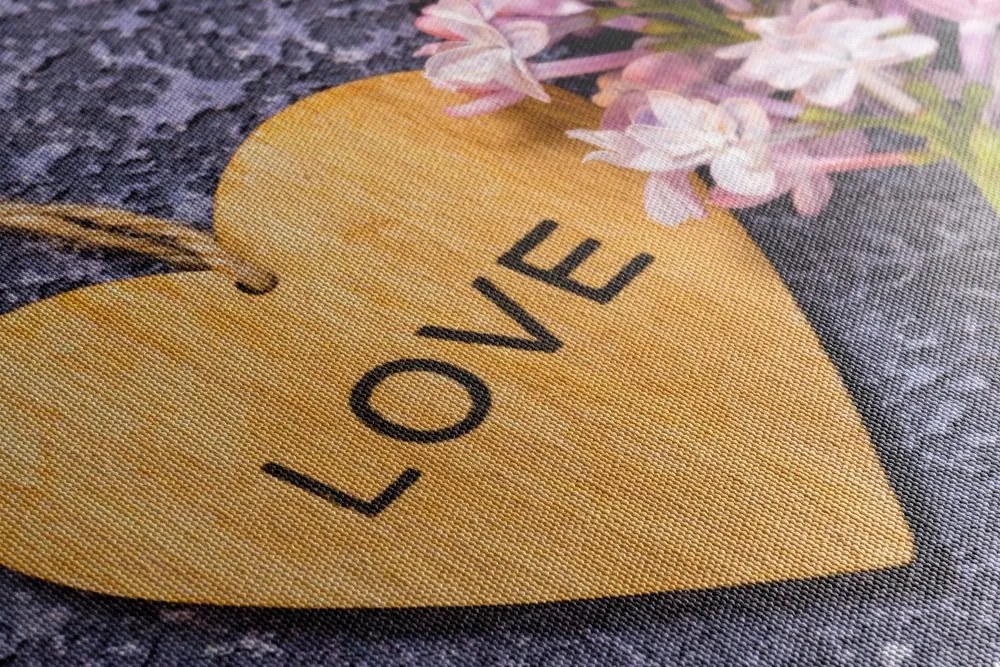 Картина на платно – Дървено сърце с надпис Love