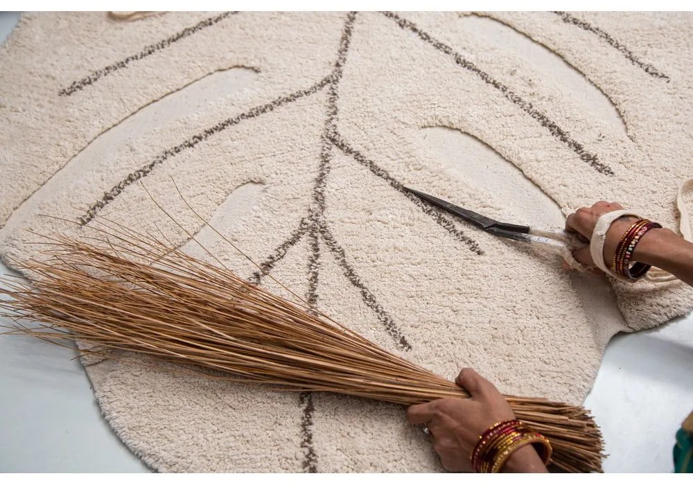 Бежов ръчно изработен памучен детски килим подходящ за пране 120x180 cm Monstera Natural – Lorena Canals