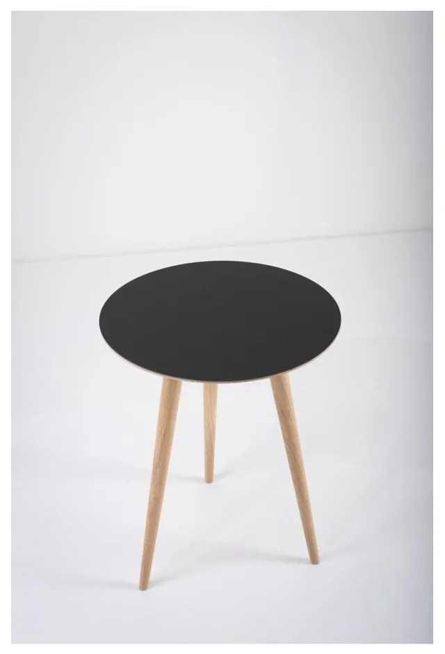 Odkládací stolek z dubového dřeva s černou deskou Gazzda Arp, ⌀ 45 cm