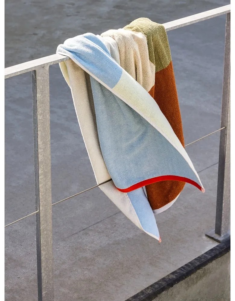 Синя памучена хавлиена кърпа от тери 70x140 cm Block – Hübsch