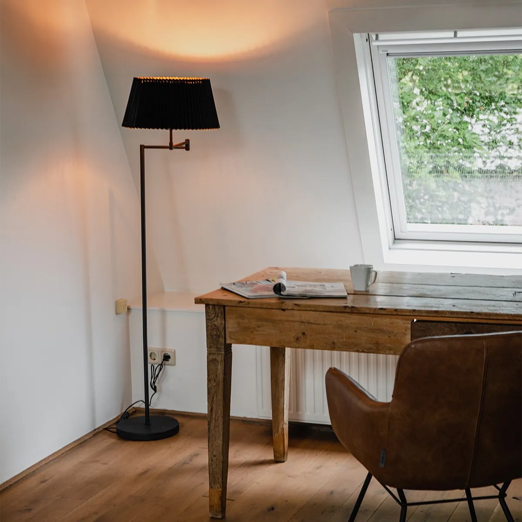 Подова лампа черна с черна плисирана абажура и регулируема ръка - Ladas Deluxe