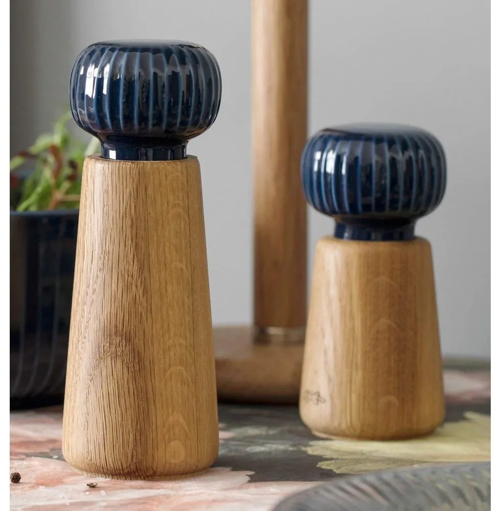 Мелничка за подправки, изработена от дъбово дърво и тъмносин порцелан Hammershoi, височина 17,5 cm Hammershøi - Kähler Design