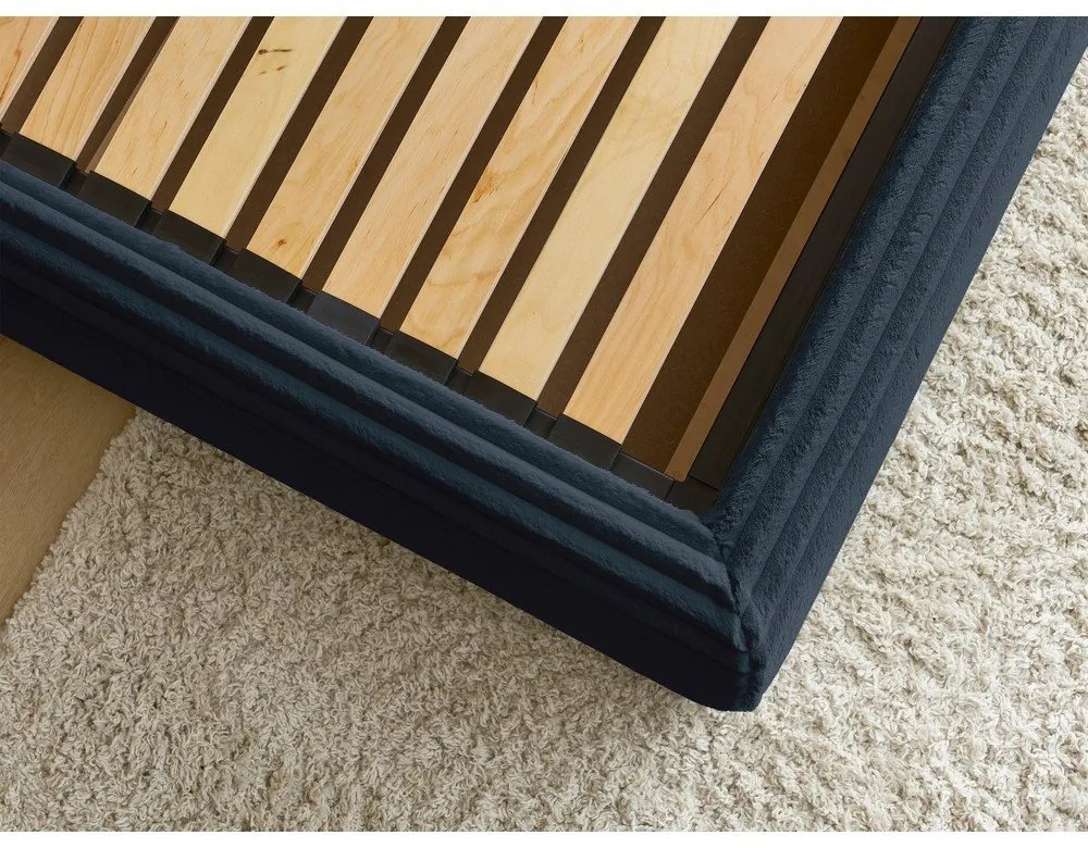 Тъмносиньо двойно тапицирано легло с място за съхранение с включена подматрачна рамка 160x200 cm Jade – Bobochic Paris