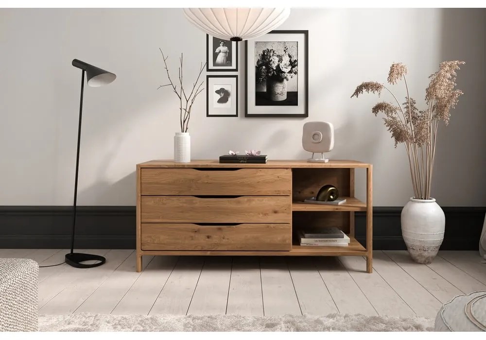 Нисък скрин от масивен дъб в естествен цвят 140x64 cm Twig – The Beds