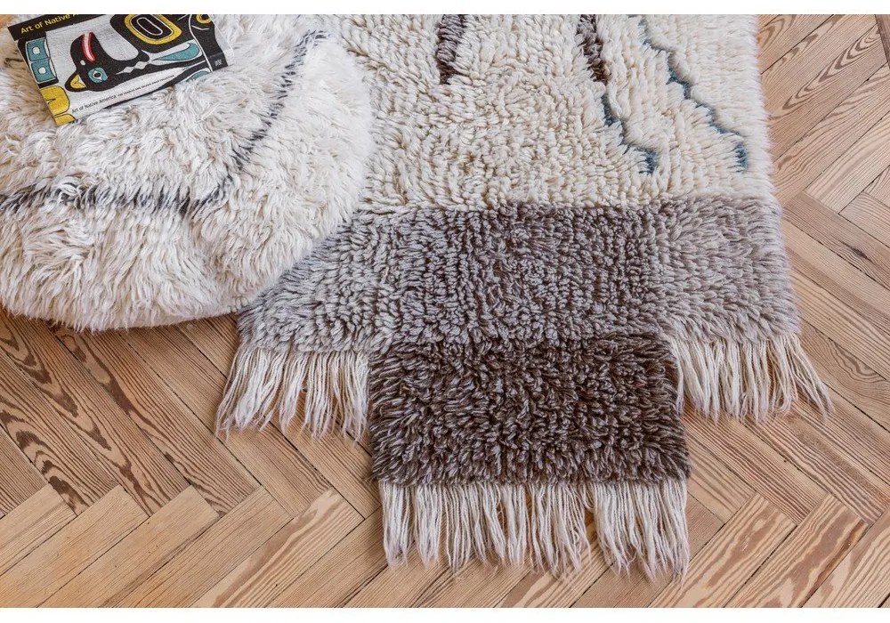 Бяла вълнена табуретка Berber Soul – Lorena Canals