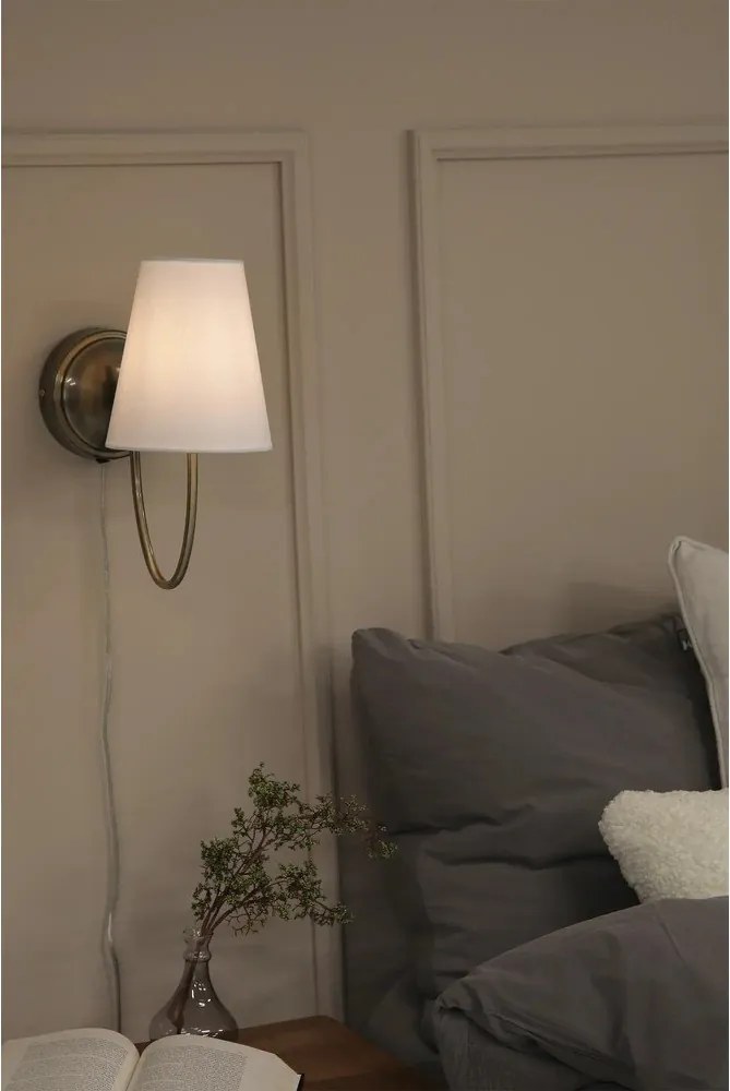 Бяла/в месингов цвят стенна лампа за контакт Amar – Markslöjd