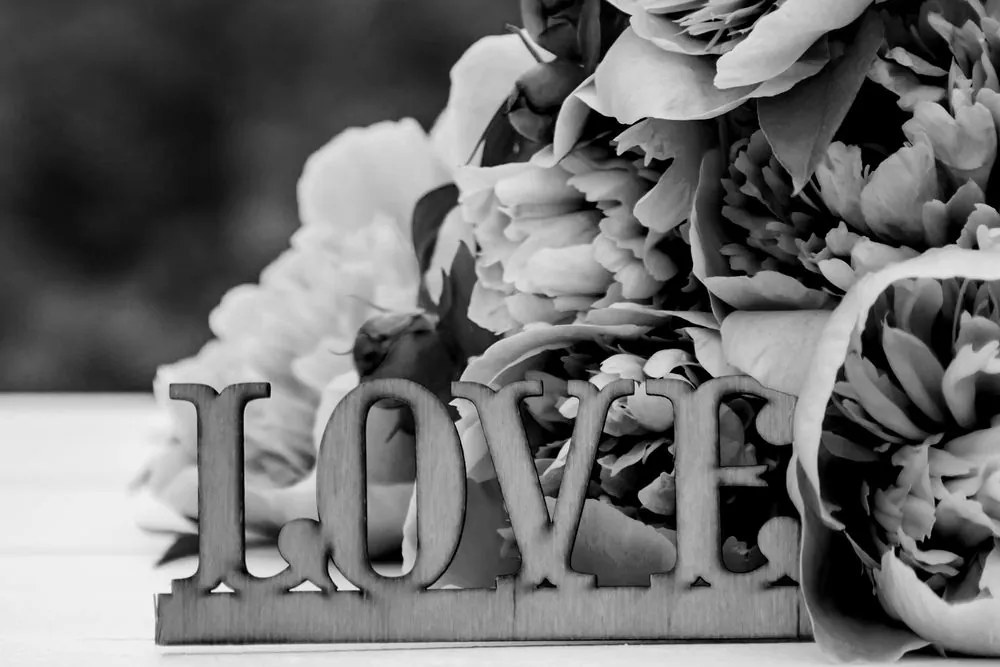 Картина на платно – Божури с надпис Love в черно-бяло