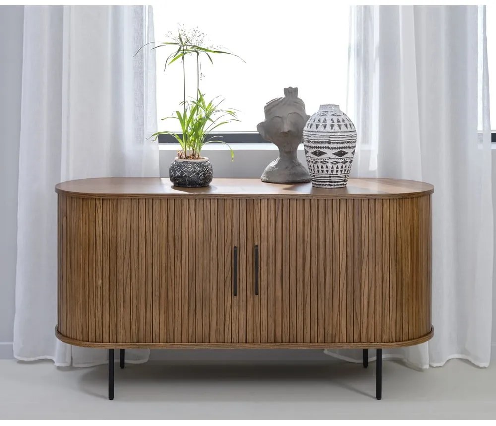 Кафяв нисък скрин от декор от дъб с плъзгащи се врати 140x76 cm Nola – Unique Furniture