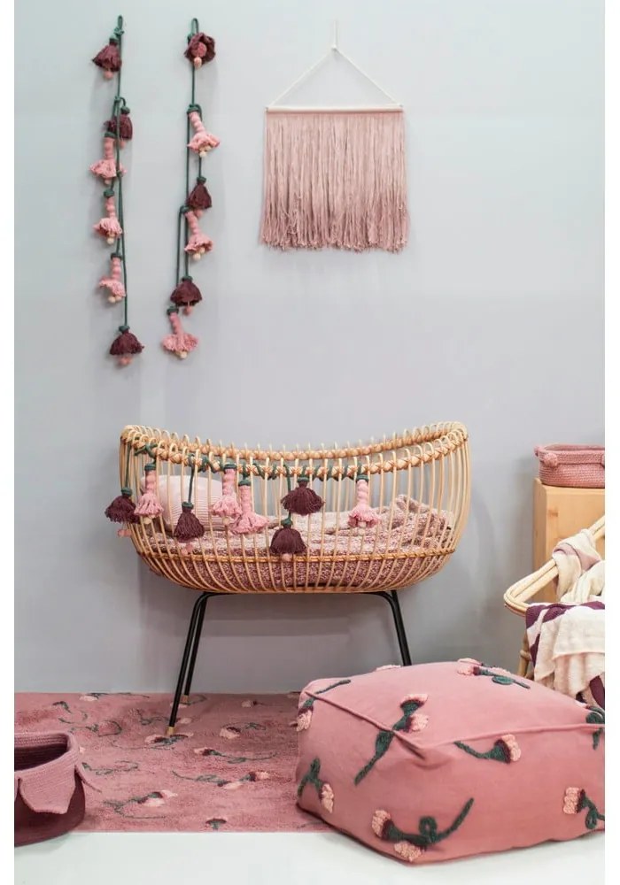 Розов ръчно изработен памучен детски килим подходящ за пране 140x210 cm English Garden Ash Rose – Lorena Canals