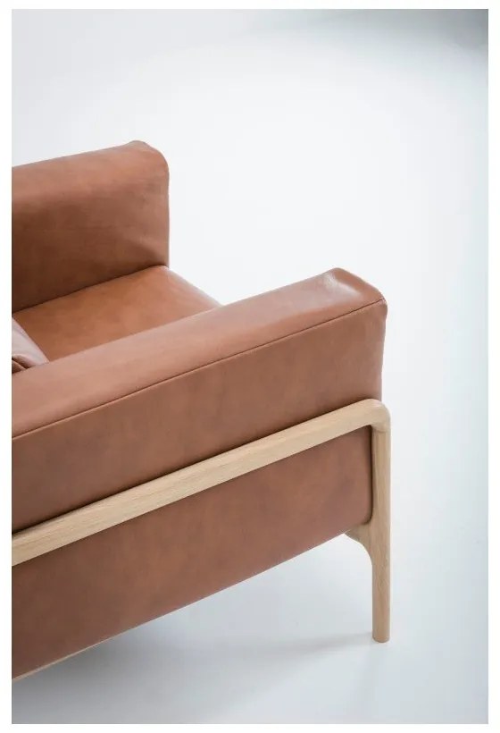 Кресло от коняк кафява биволска кожа с масивна дъбова конструкция Fawn - Gazzda