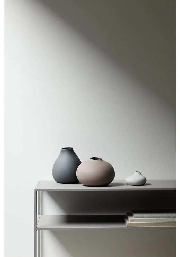 Светлорозова порцеланова ваза (височина 13 cm) Nona – Blomus