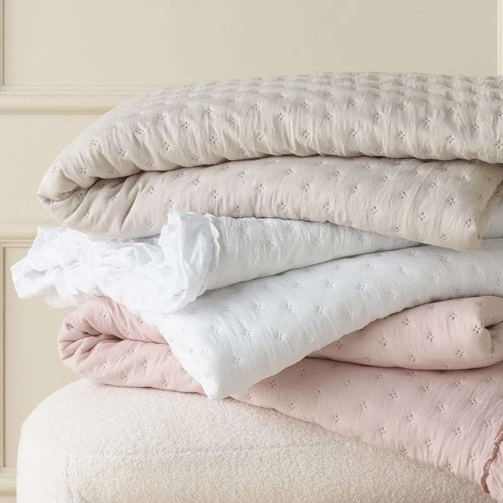 Бяла покривка за легло Molly с волан 220 x 240 cm