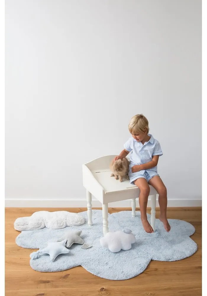 Светлосин ръчно изработен памучен детски килим подходящ за пране 110x170 cm Puffy Dream – Lorena Canals