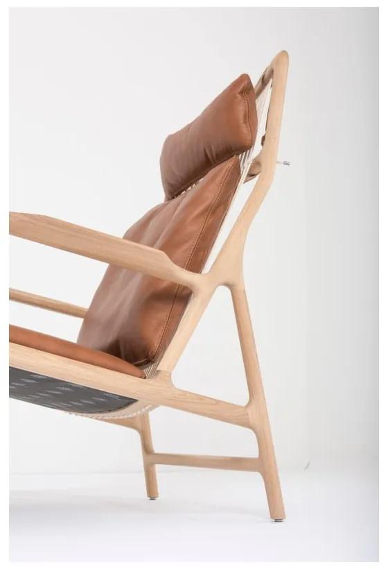 Фотьойл с масивна дъбова конструкция и седалка от коняковокафява биволска кожа Dedo - Gazzda
