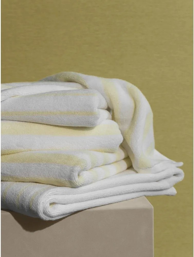 Светложълта/бяла хавлиена кърпа от органичен памук от тери 70x140 cm Arto – Blomus