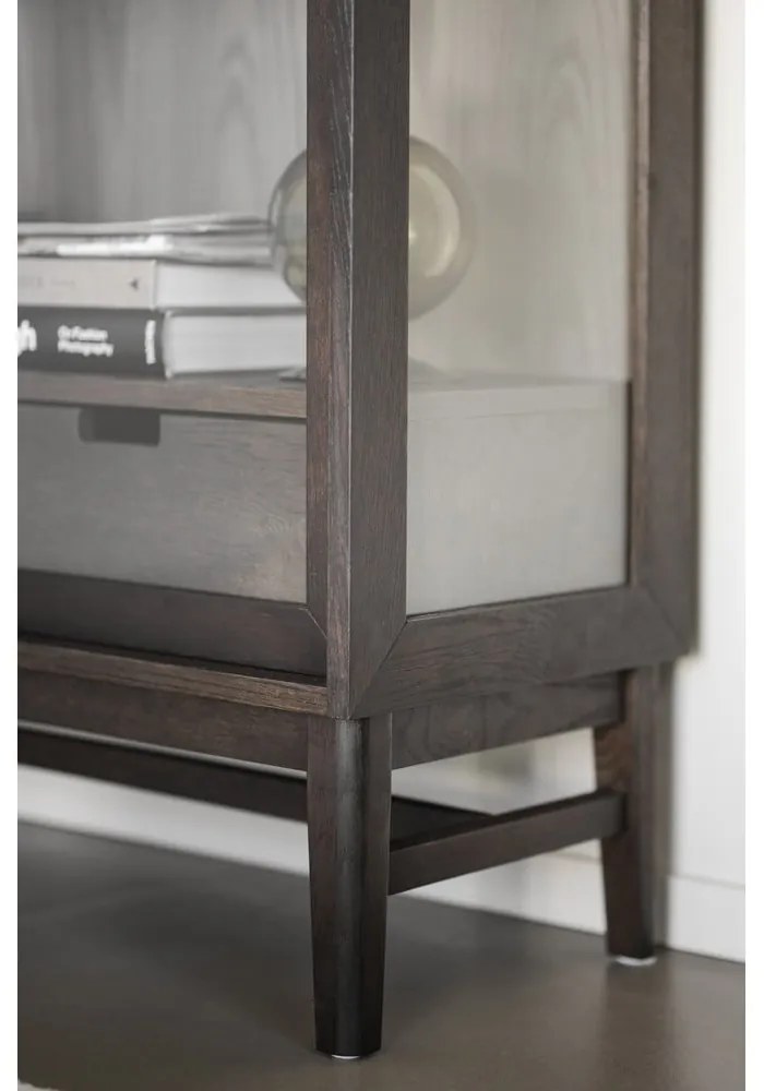 Кафява витрина от декор от дъб с плъзгащи се врати 100x203 cm Hazelton – Rowico