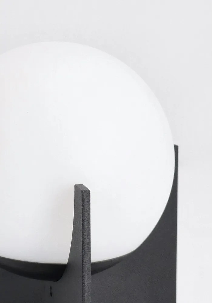 Черна метална LED затъмняваща се настолна лампа с пластмасов абажур (височина 16 cm) Cardamom – Bizzotto