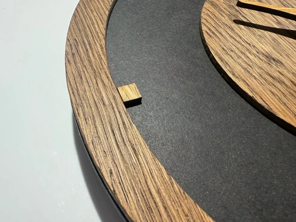 Дървен стенен часовник, изработен от тъмна дъбова дървесина Дъб Поток - 30 cm