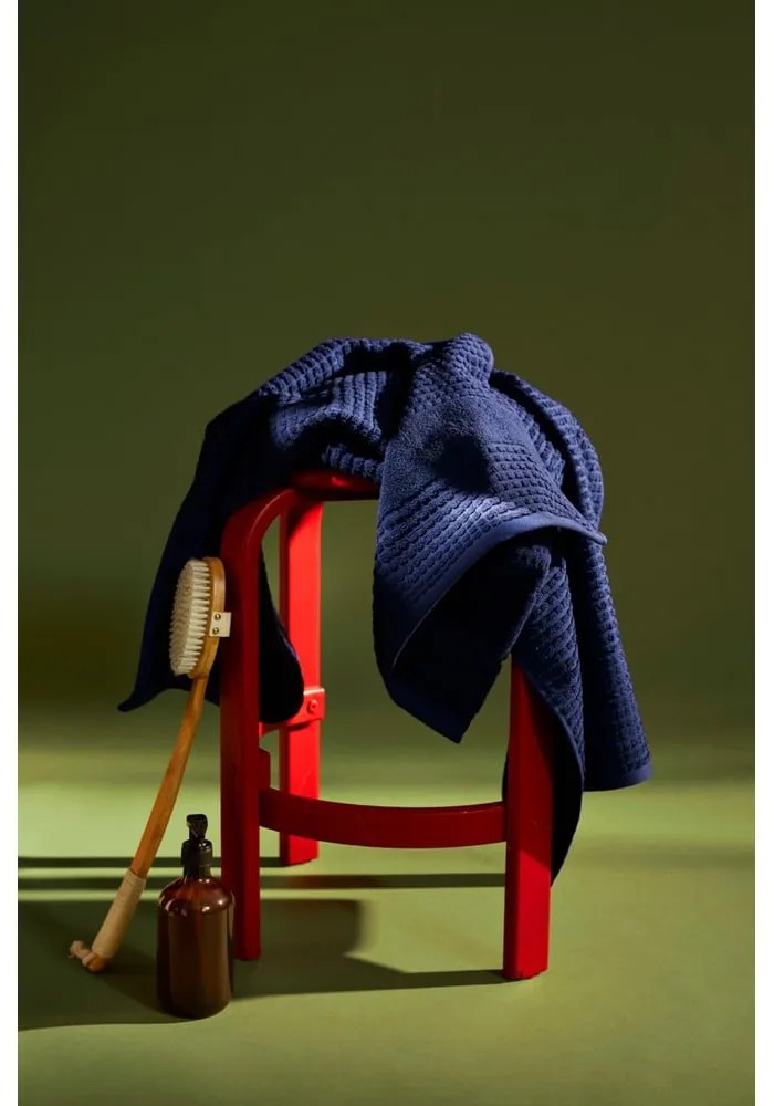 Тъмносиня кърпа от органичен памук от тери 50x100 cm Check – JUNA