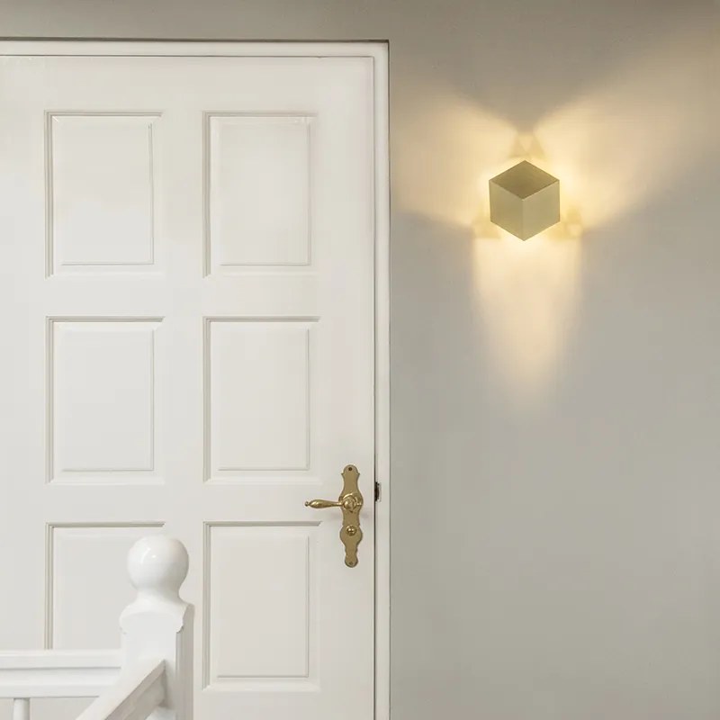 Модерна стенна лампа златиста със светлинен ефект - Cube