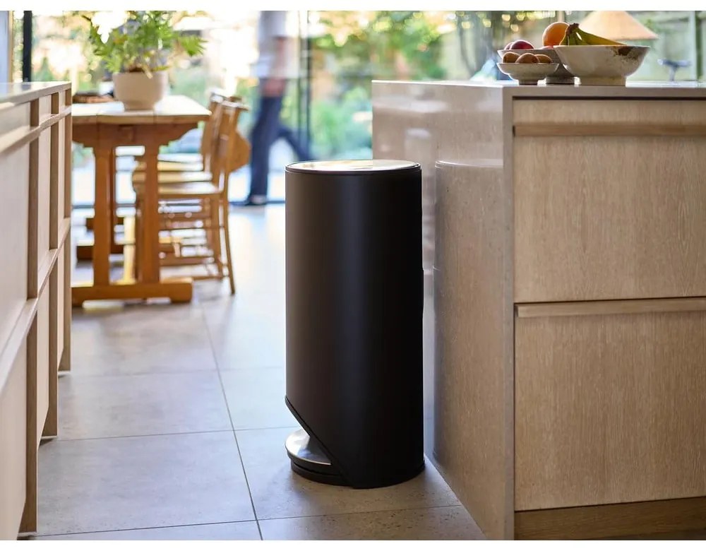 Матово черно метално кошче за боклук с педал 30 l Arc – Joseph Joseph