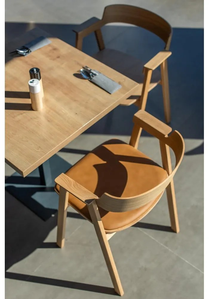 Кожен трапезен стол с подлакътници в кафяв и естествен цвят Flip – Gazzda