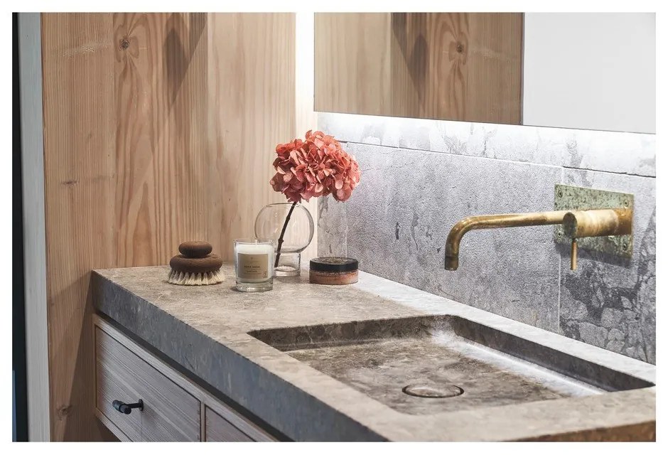 Ароматна свещ с време на горене 40 h Kras: Aqua &amp; Freesia – Villa Collection