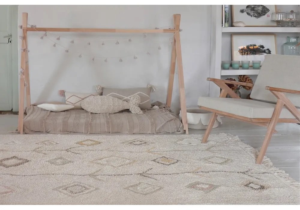 Бежов ръчно изработен памучен килим подходящ за пране 170x240 cm Kaarol Earth – Lorena Canals