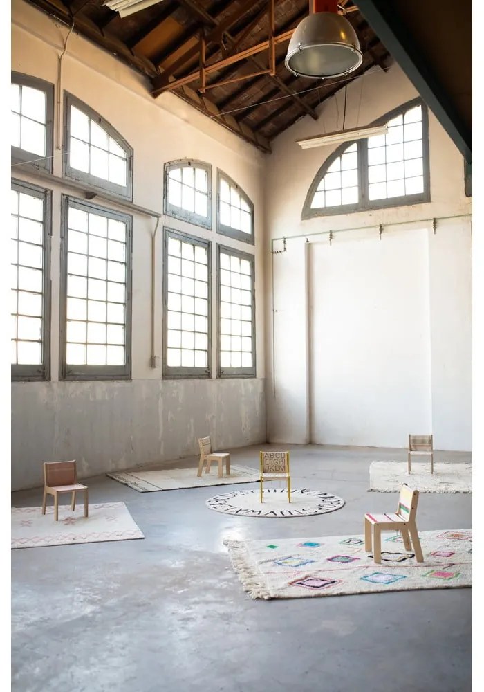 Детски стол в естествен цвят Kaarol Earth – Lorena Canals