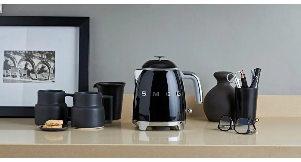Черна електрическа кана от неръждаема стомана 800 ml Retro Style – SMEG