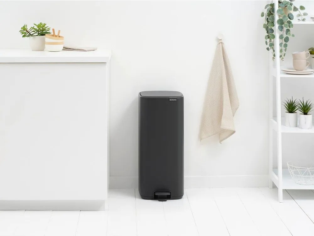Тъмносиво стоманено кошче за боклук с педал 30 l Bo – Brabantia