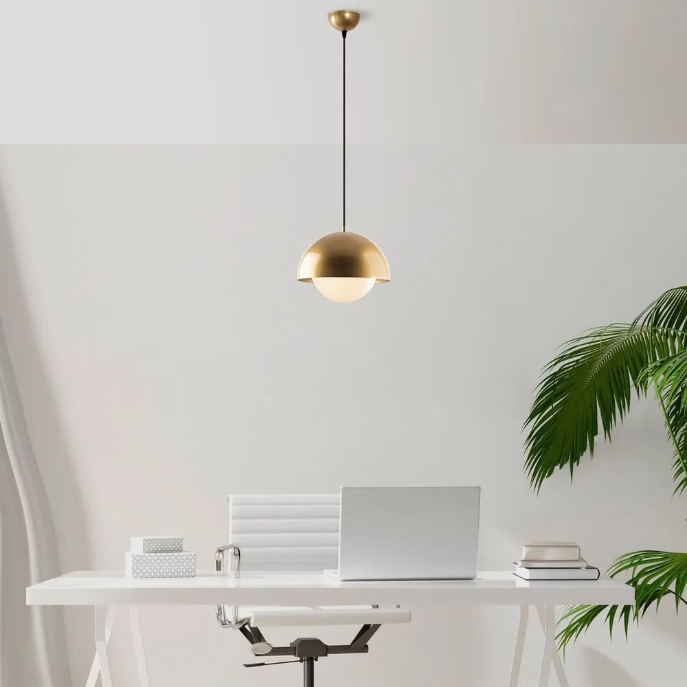 Висящо осветително тяло в златисто със стъклен абажур ø 20 cm Camgoz – Opviq lights