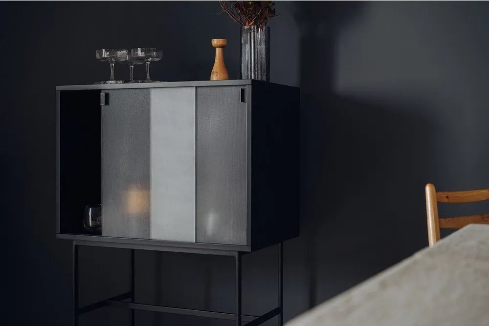 Черна витрина с плъзгащи се врати 70x109x40 cm Lekko – noo.ma