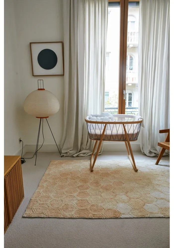 Ръчно изработен памучен килим подходящ за пране в цвят жълта охра 140x200 cm Sweet Honey – Lorena Canals