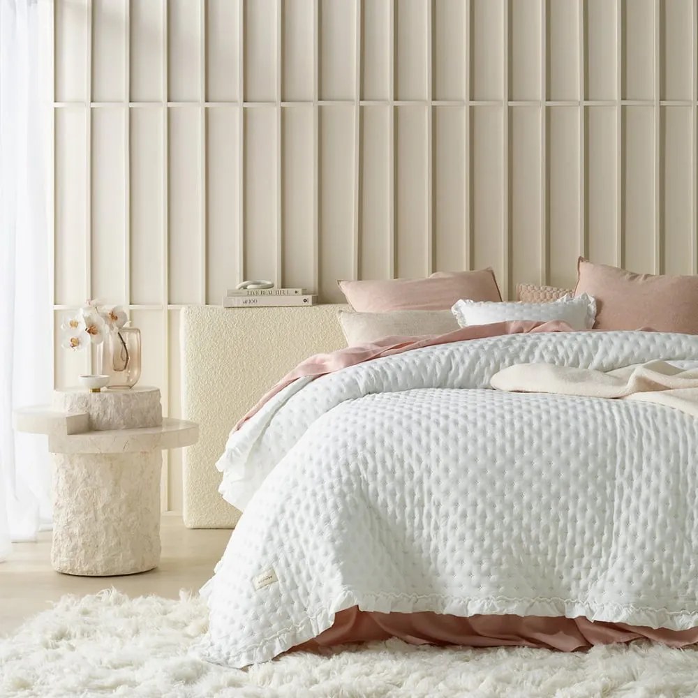 Бяла покривка за легло Molly с волан 240 x 260 cm