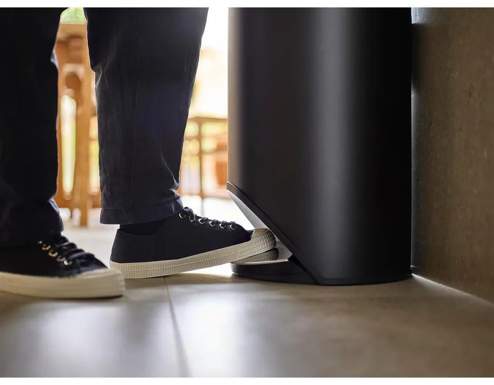 Матово черно метално кошче за боклук с педал 30 l Arc – Joseph Joseph