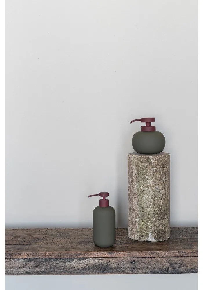 Тъмнозелен керамичен диспенсер за сапун 120 ml Lotus Play – Mette Ditmer Denmark