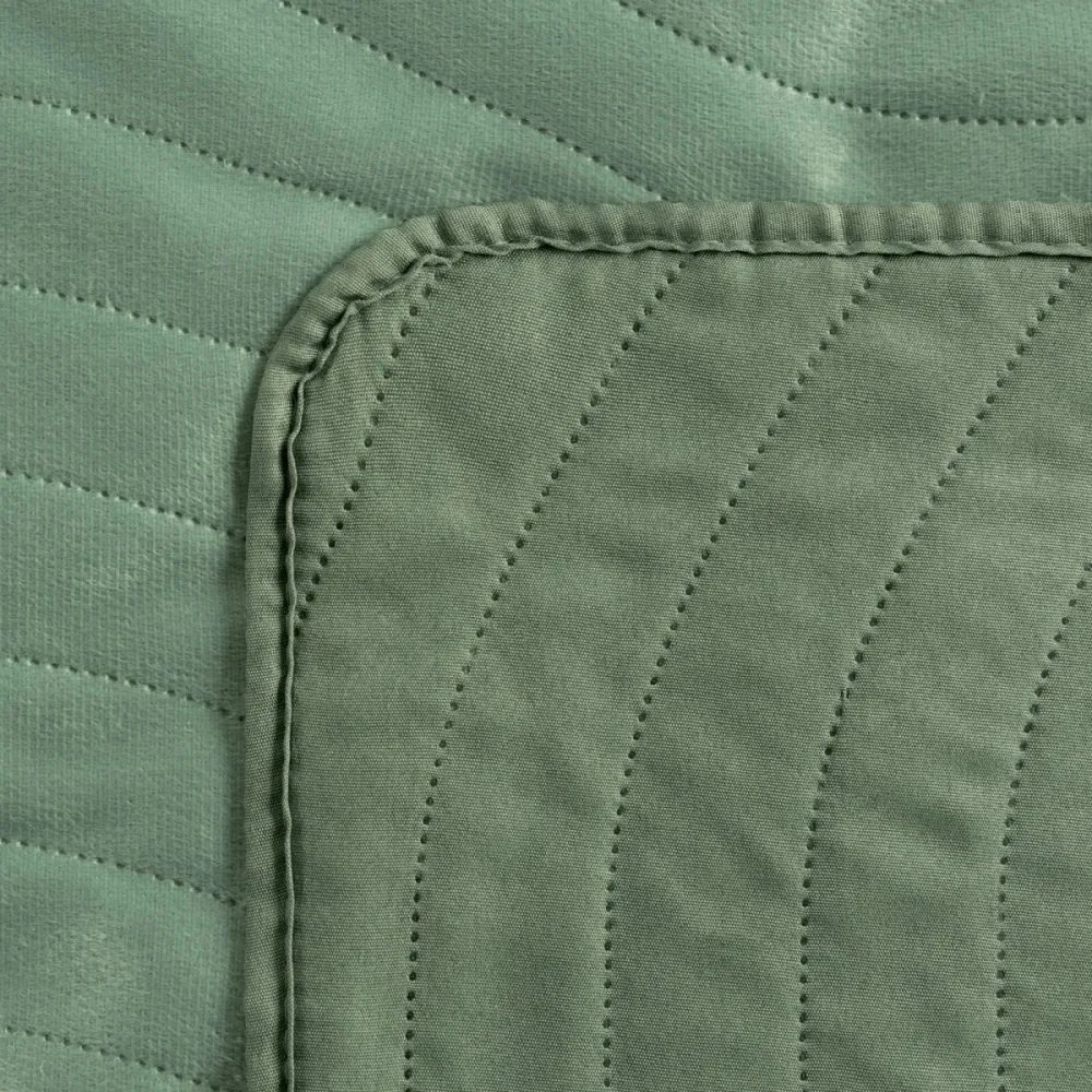 Зелена велурена покривка за легло с вълнообразни стегания Ширина: 170 см | Дължина: 210 см