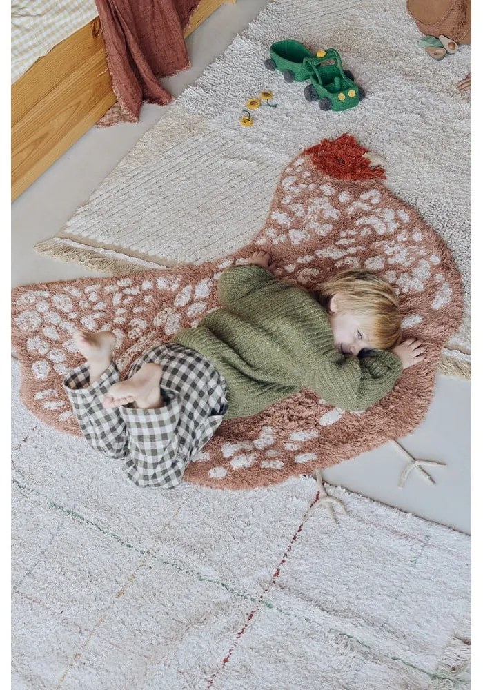 Кафяв ръчно изработен памучен детски килим подходящ за пране 110x100 cm Chicken – Lorena Canals
