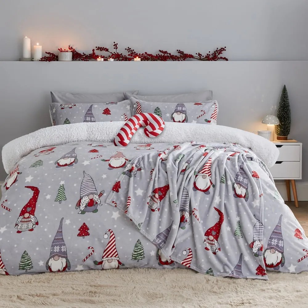 Сиво двойно удължено спално бельо от микроплюш 230x220 cm Festive Gnomes – Catherine Lansfield