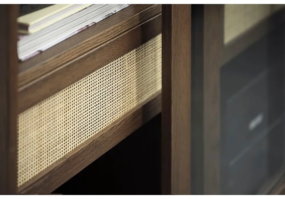 Тъмнокафява витрина от декор от дъб с плъзгащи се врати 110x160 cm Barrali – Unique Furniture