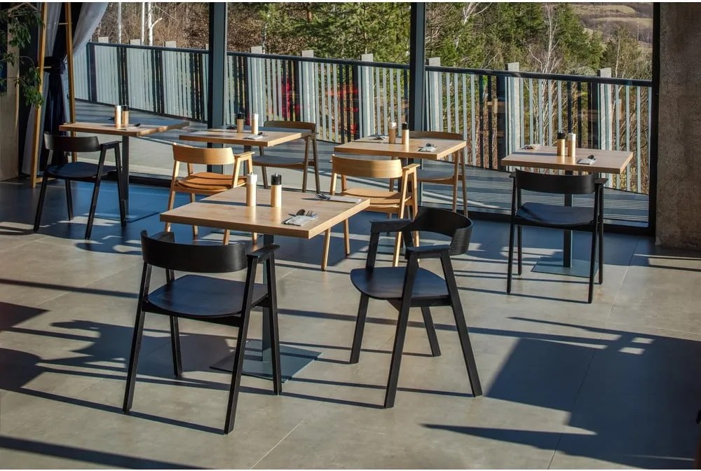 Черен трапезен стол с подлакътници от масивен дъб Flip – Gazzda