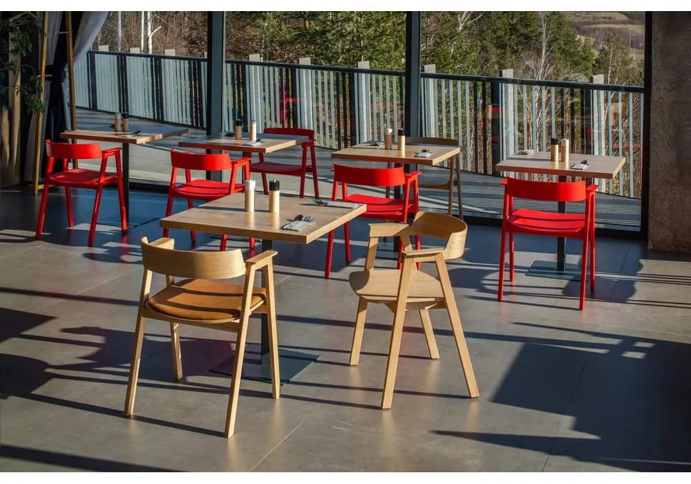 Трапезен стол с подлакътници от масивен дъб в естествен цвят Flip – Gazzda